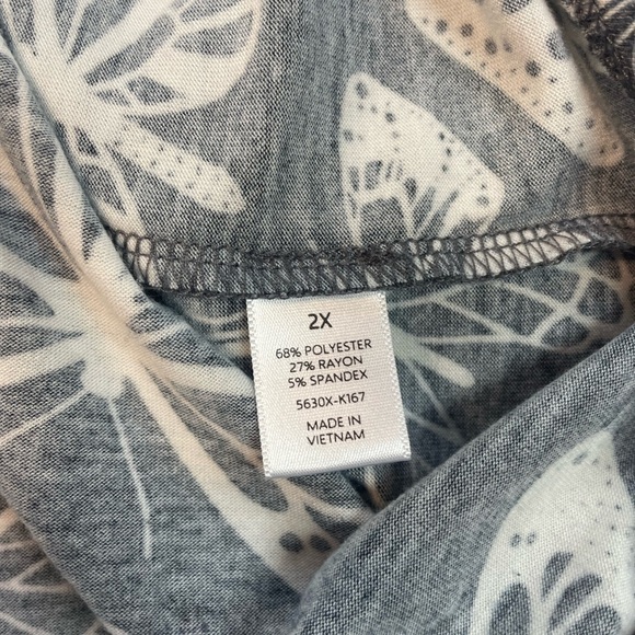 Loanna BUTTERFLY v neck tshirt. Soft and flowy with a cute little pick. Size 2X - Picture 2 of 5